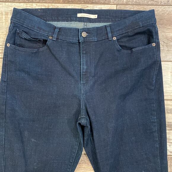 LEVI'S Super Chic Dark Wash Classic Straight Leg Jeans Size 16 - Picture 4 of 11